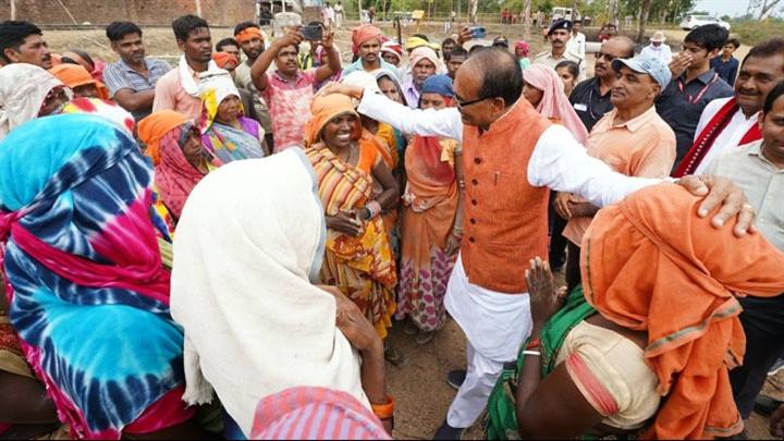 शहडोल दौरे पर पहुँचे मुख्यमंत्री श्री चौहान, दिखे अलग अंदाज में